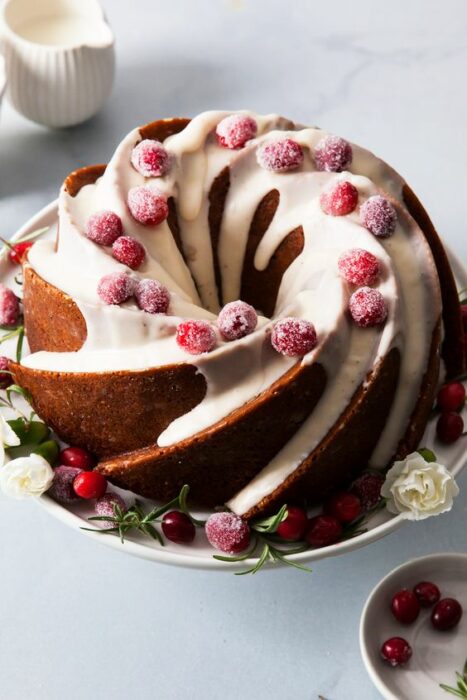 Pastel de Navidad con betún de vainilla con frutos rojos de decoración