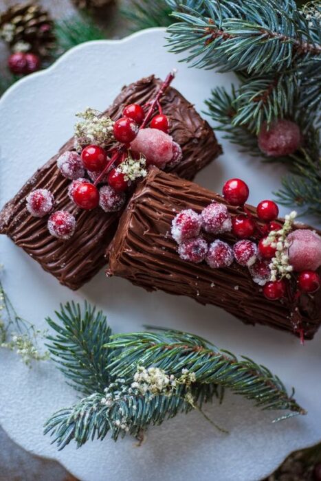 Pastel de Navidad de forma de tronco con cerezas de decoración