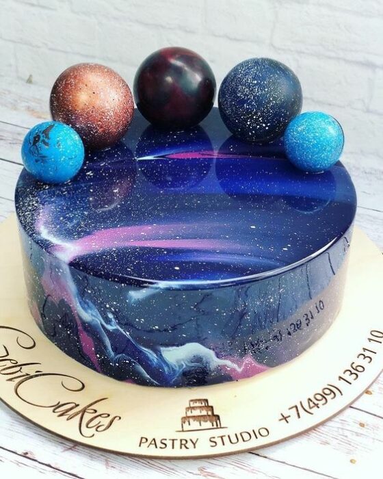 Pastel decorado con bocadillos pequeños en forma de planeta; Pasteles inspirados en la galaxia