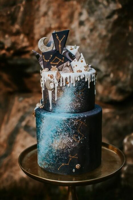 Pastel de dos pisos en colores negro con azul esmeralda; Pasteles inspirados en la galaxia