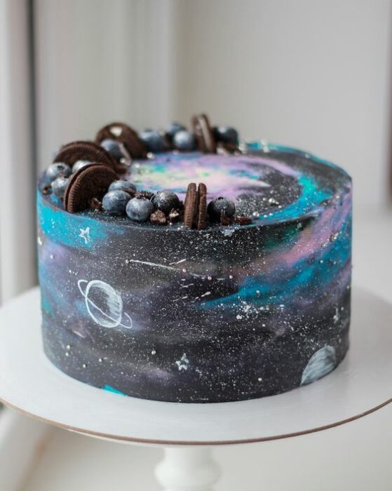 Pastel decorado con betún en negro, azul y morado ; Pasteles inspirados en la galaxia