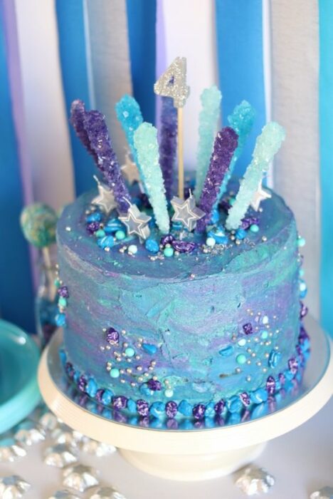 Pastel en tonos lilas, azul aguamarina con cristales de azúcar; Pasteles inspirados en la galaxia