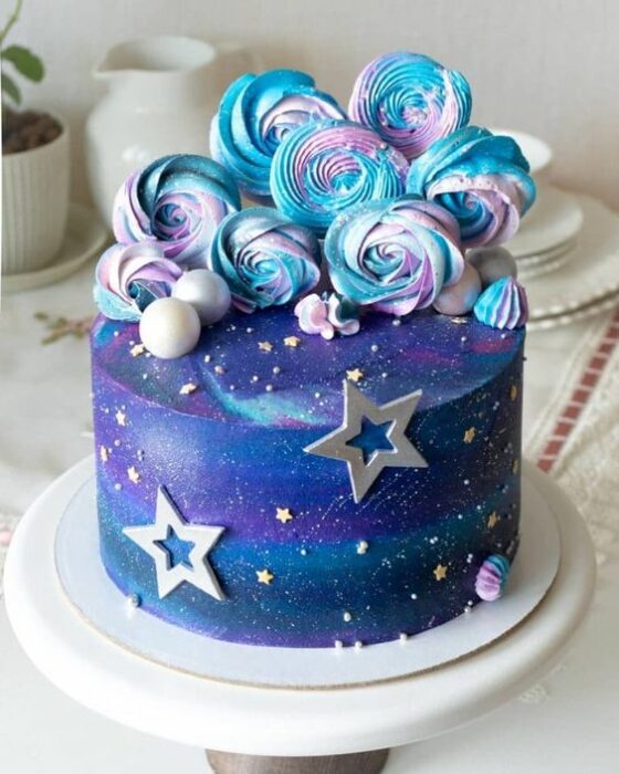 Pastel decorado con macarrones de betún en tonos blanco y morado; Pasteles inspirados en la galaxia