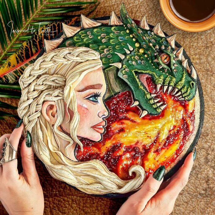 Pay con cobertura crujiente con imagen de Daenerys Targaryen y un dragón 