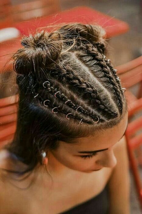 Chica con trenzas deldagas en media coleta y argolla; Peinados con argollas 