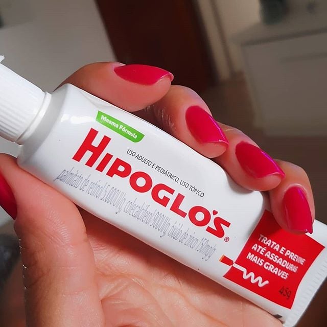 Pomada Hipoglós en un envase rojo; productos de farmacia para piel bonita 