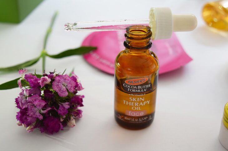 Suero facial Palmer's con rosa mosqueta; productos de farmacia para piel bonita 