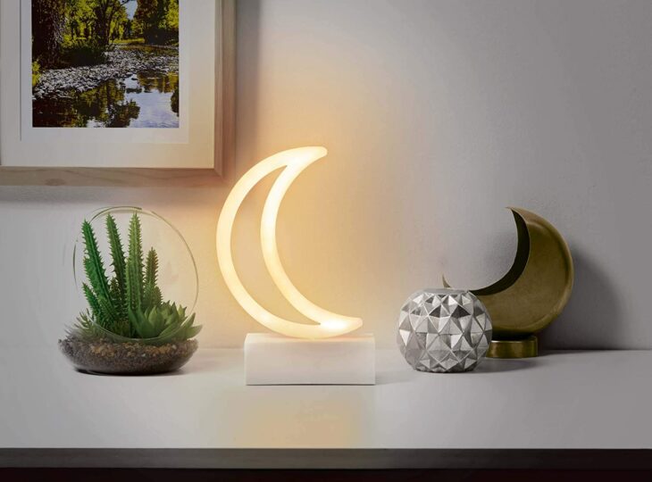 Lámpara en forma de luna colocada como decoración 