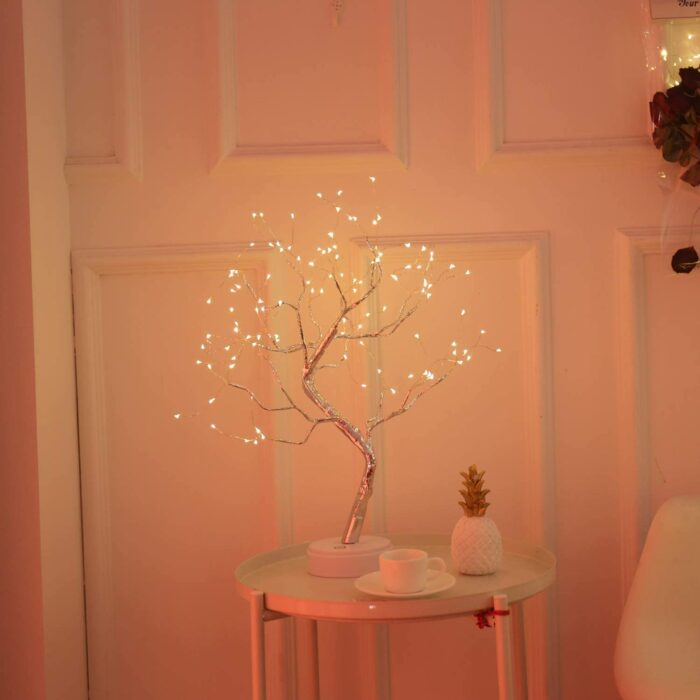 Árbol con pequeños focos para iluminar en la noche 