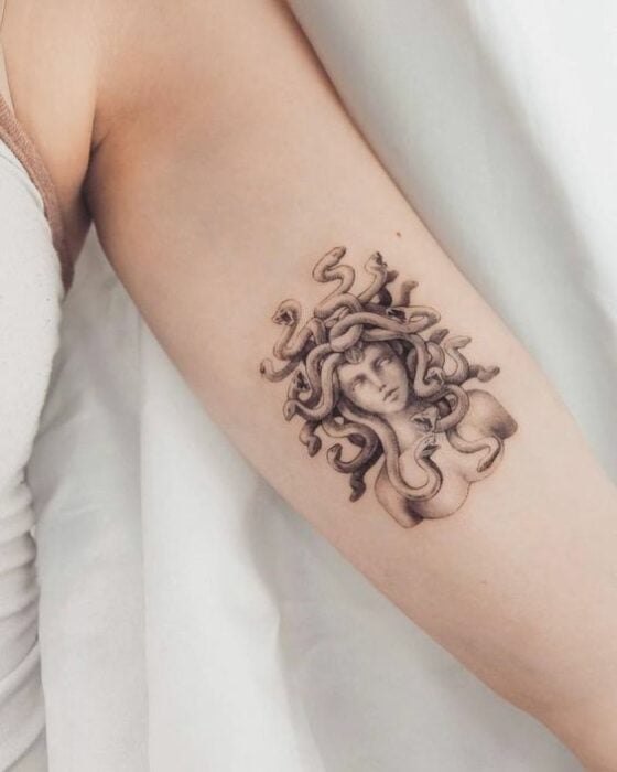 Tatujae del torso de Medusa en tinta negra 