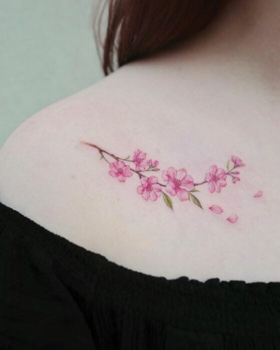 Tatuaje de flor de cerezo en las clavículas 