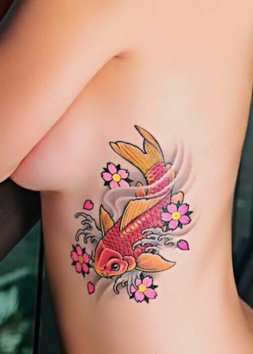 Tatuaje de pez Koi en las costillas de una mujer