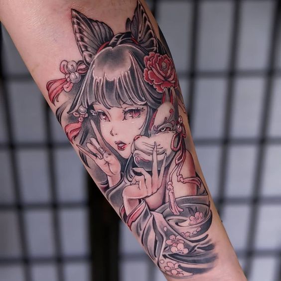 Tatuaje en el brazo asiática con una mascara blanca en las manos 