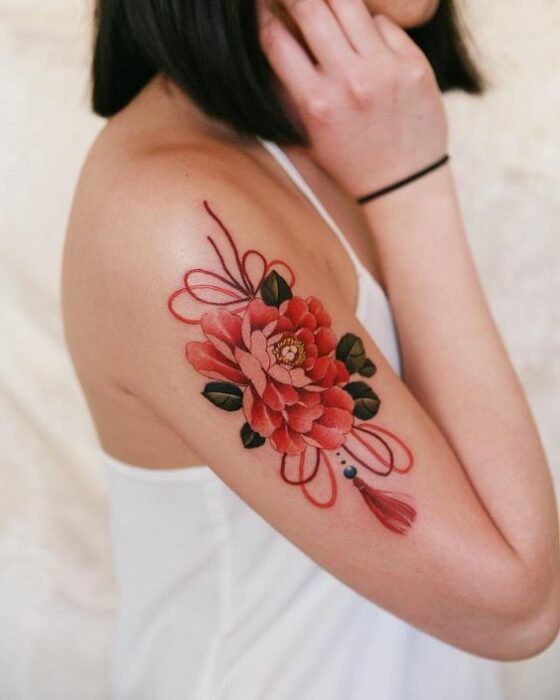 Tatuaje de flor de peonia en el brazo