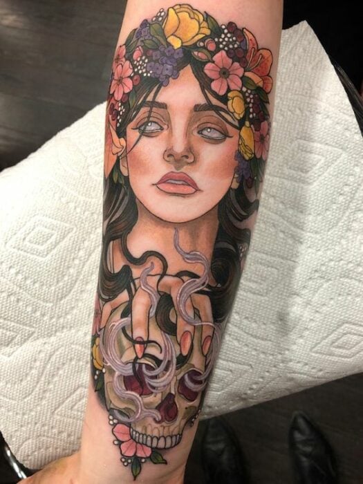 Tatuaje de Persephone, reina del inframundo en el brazo