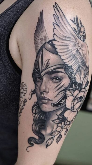 Tatuaje tinta ngra de Valkiria en el brazo