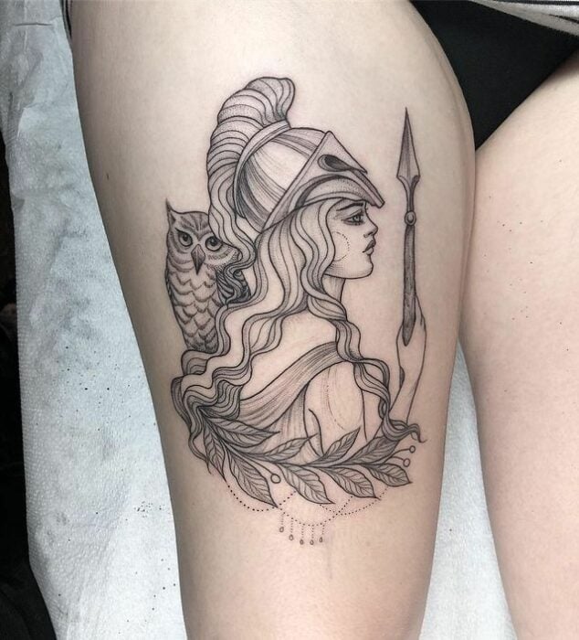 Tatuaje de Atenea con tinta negra en la pierna