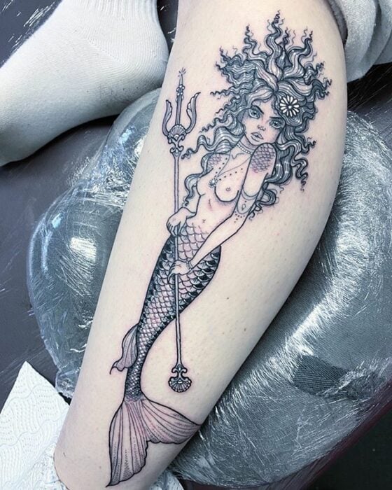 Tatuaje de sirena tinta negra en el brazo 