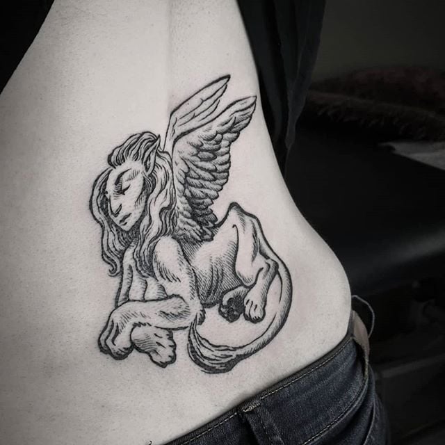 Tatuaje de Esfinge tinta negra en la espalda