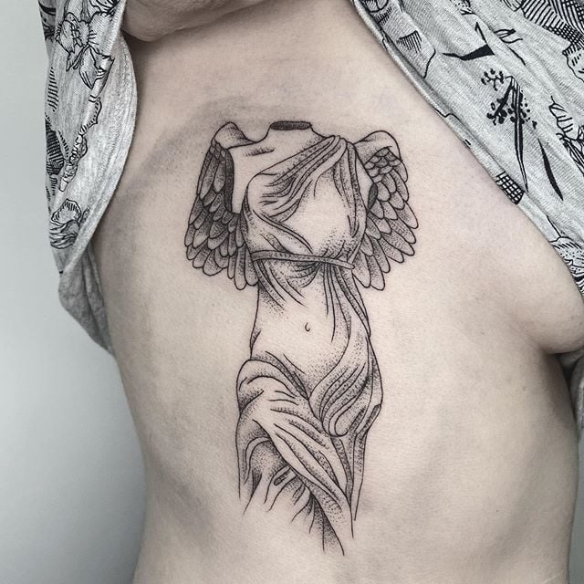 Tatuaje diosa Niké en las costillas
