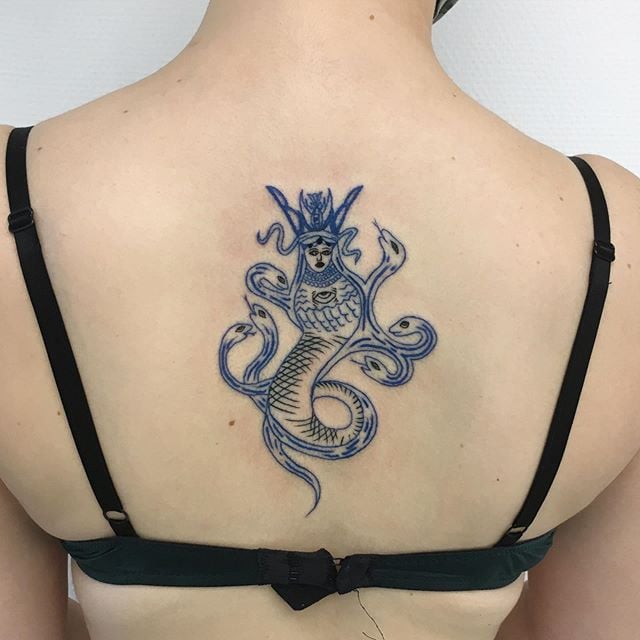 Tatuaje de Shahmaran en la espalda