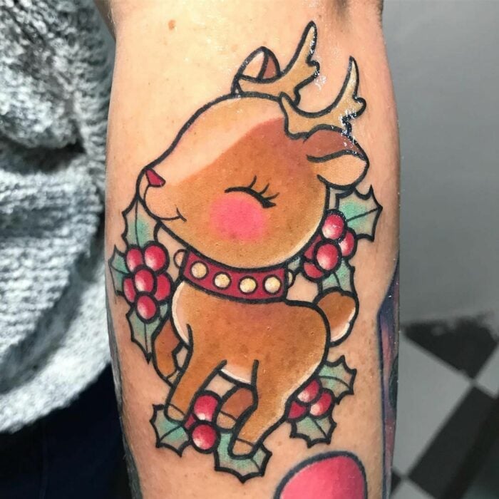 Chica con tatuaje en forma de reno; Tatuajes miniatura para las que aman la Navidad