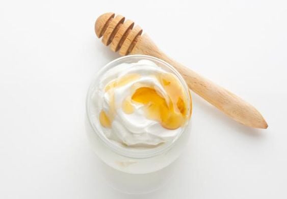 Vaso de vidrio con yogurt y miel