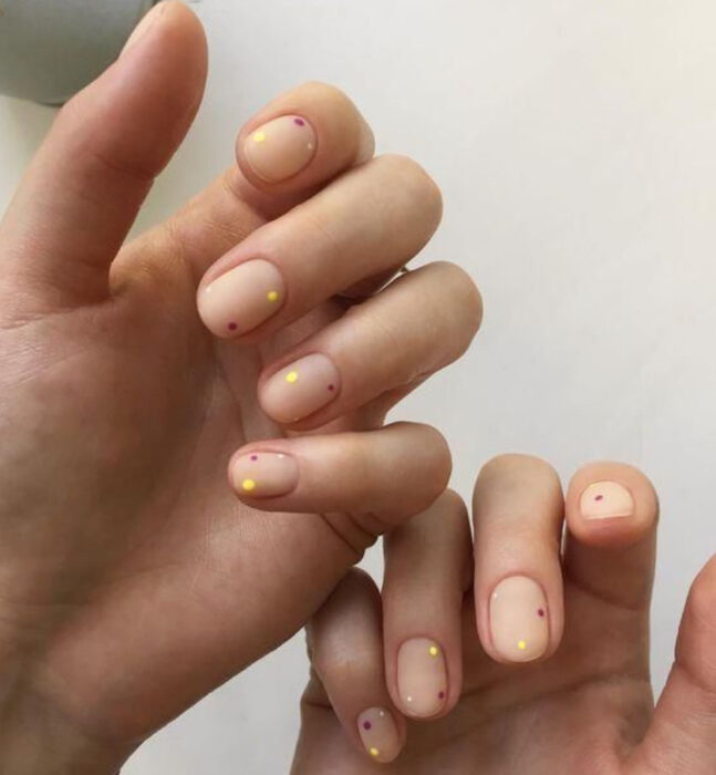 Manicura con fondo nude y dots de color dorado