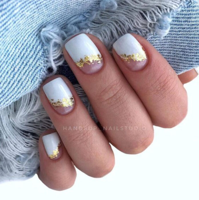 Manicura en color blanco con dorado y parte nude