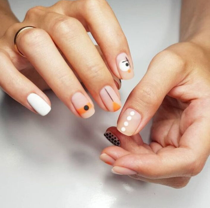 Manicura en color blanco, naranja y negro