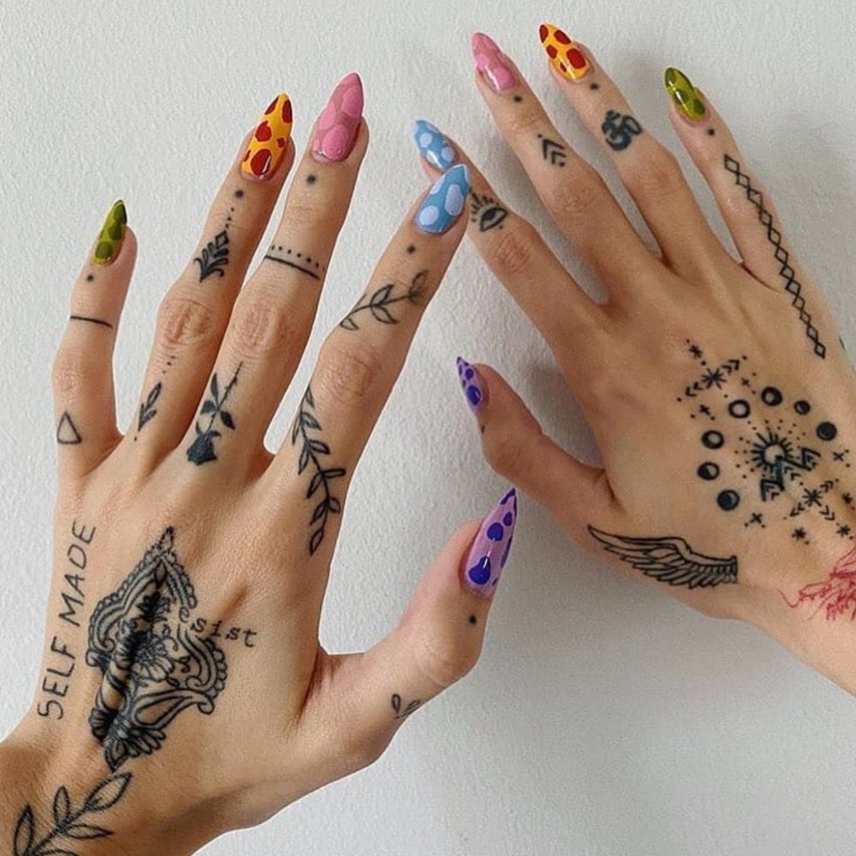 Combinaciones de diseños de uñas y tatuajes en los dedos