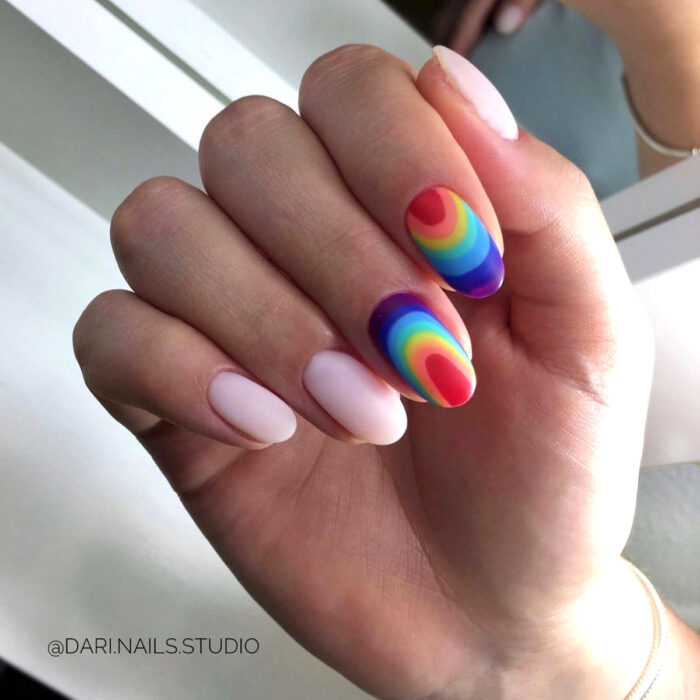 Diseños bonitos de manicura coloridos; uñas largas redondas pintadas con esmalte mate de colores del arcoíris, nude, morado, azul fuerte y clarito, verde, amarillo, anaranjado y rojo