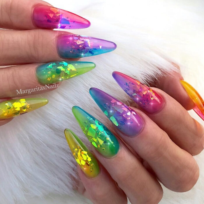 Diseños bonitos de manicura coloridos; uñas largas stiletto de acrílico transparente de colores arcoíris, morado, rosa, azul, verde, amarillo y anaranjado