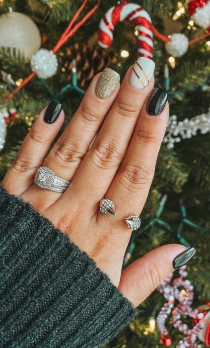 Manicura verde con detalles dorado; Uñas con glitter para Navidad