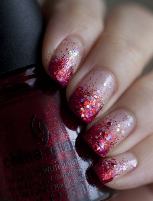 Manicura estilo francés en color rojo; Uñas con glitter para Navidad