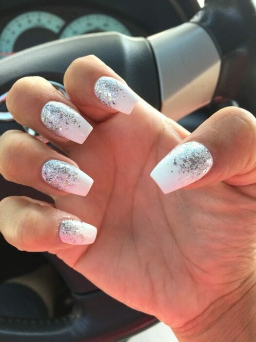 Chica con manicura en color blanco con glitter en las puntas; Uñas con glitter para Navidad