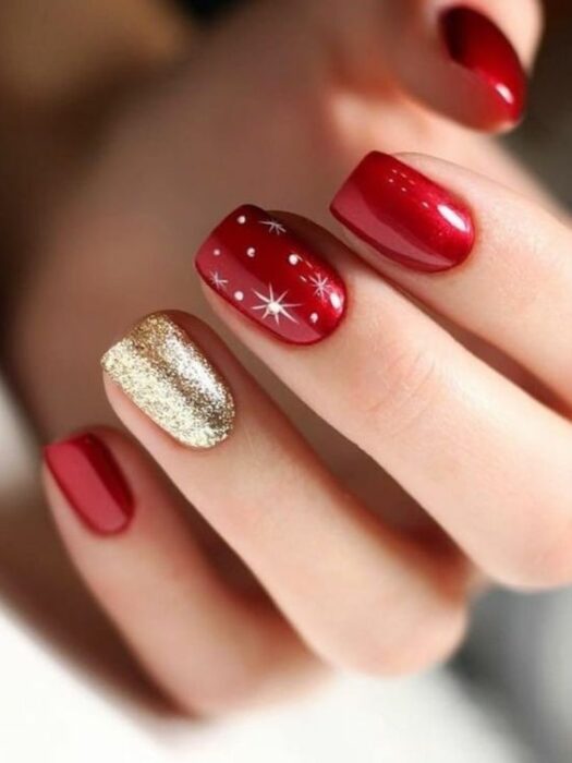 Uñas rojas con glitter dorado; Uñas con glitter para Navidad