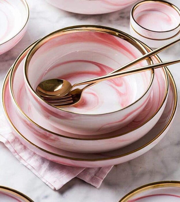 Utensilios bonitos y kawaii de cocina; platos marmoleados rosas con cuchara y tenedor dorados