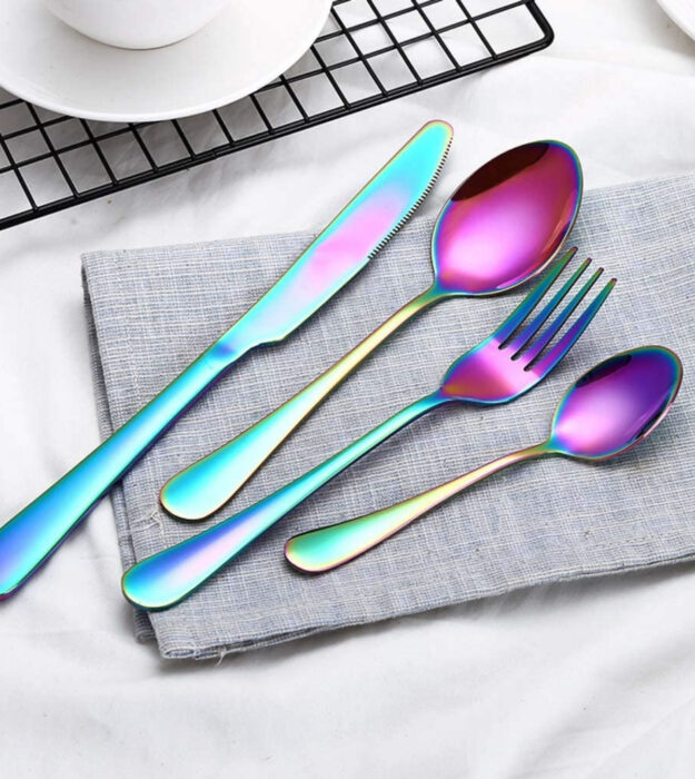 Niedliche und kawaii Küchenutensilien;  Messer, Löffel und Gabel in holografischen Farben, blau, grün, gelb, lila und pink