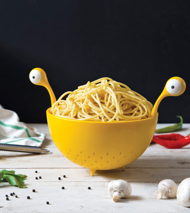 Utensilios bonitos y kawaii de cocina; escurridor de comida en forma de monstruo amarillo