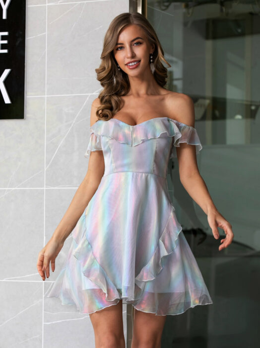 Vestido iridiscente, holográfico sin hombros, mujer morena de cabello castaño rubio, largo, peinado con rizos