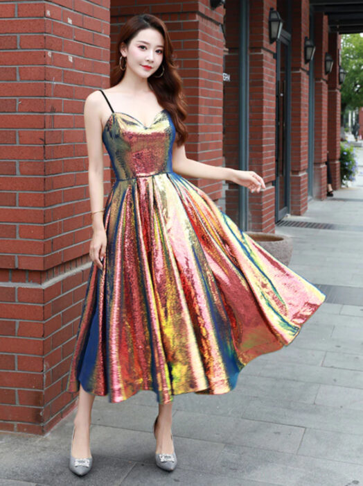 Vestido iridiscente, holográfico anaranjado de tirantes y largo hasta los tobillos, mujer coreana de cabello castaño rojizo largo y ondulado