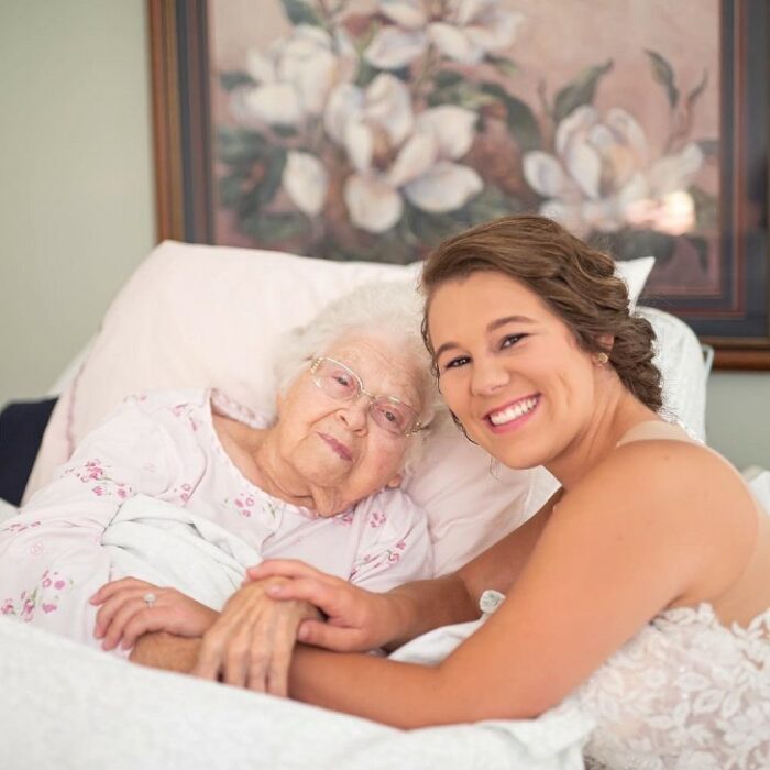 Bethany Boykin vestida de novia visitando a su abuelita enferma