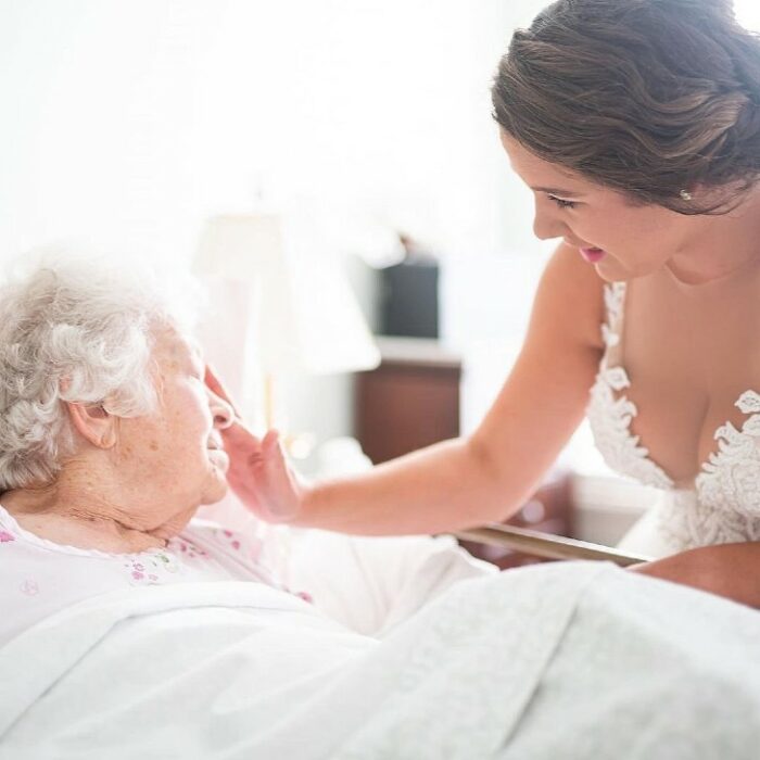 Bethany Boykin vestida de novia visitando a su abuelita enferma