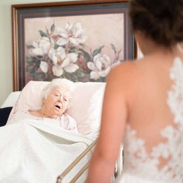 Bethany Boykin vestida de novia visitando a su abuelita enferma