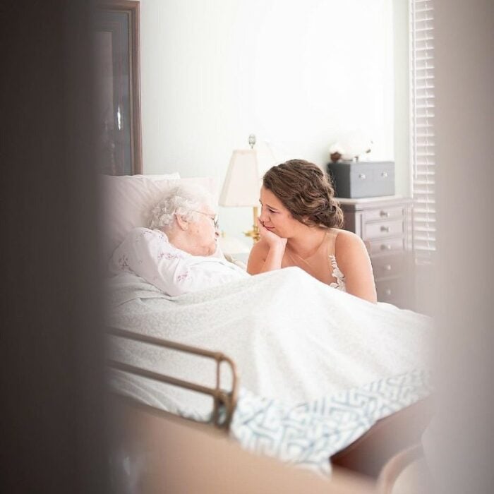 Bethany Boykin im Hochzeitskleid besucht ihre kranke Oma