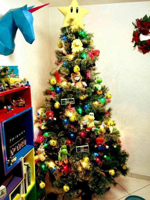 arbolito de Navidad decorado e inspirado en Mario Bros.; arbolitos navideños inspirados en series, películas y animes japoneses