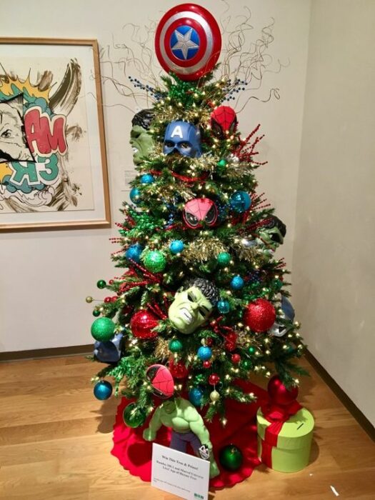 arbolito de Navidad decorado e inspirado en Avengers; arbolitos navideños inspirados en series, películas y animes japoneses