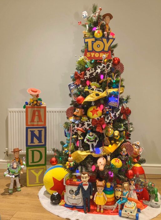 arbolito de Navidad decorado e inspirado en Toy Story; arbolitos navideños inspirados en series, películas y animes japoneses