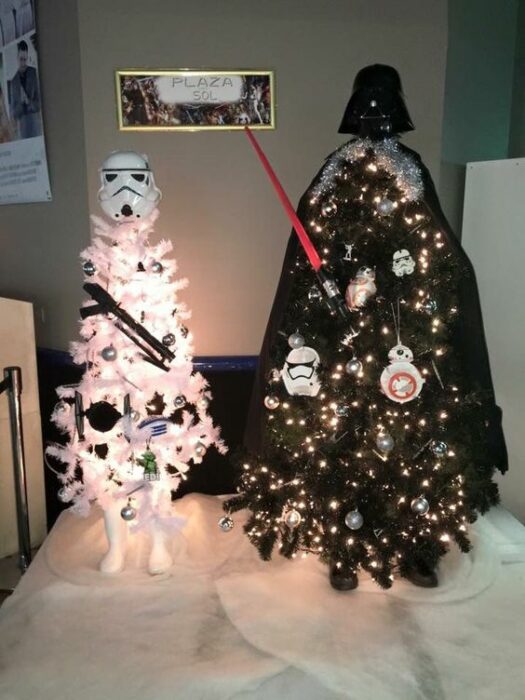 arbolito de Navidad decorado e inspirado en Star Wars; arbolitos navideños inspirados en series, películas y animes japoneses